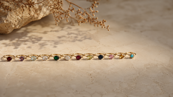Halskette aus 585er Gelbgold mit farbigem Geburtsstein auf hellem Untergrund — persönlicher Geburtsstein-Schmuck von Splendido Schmuck