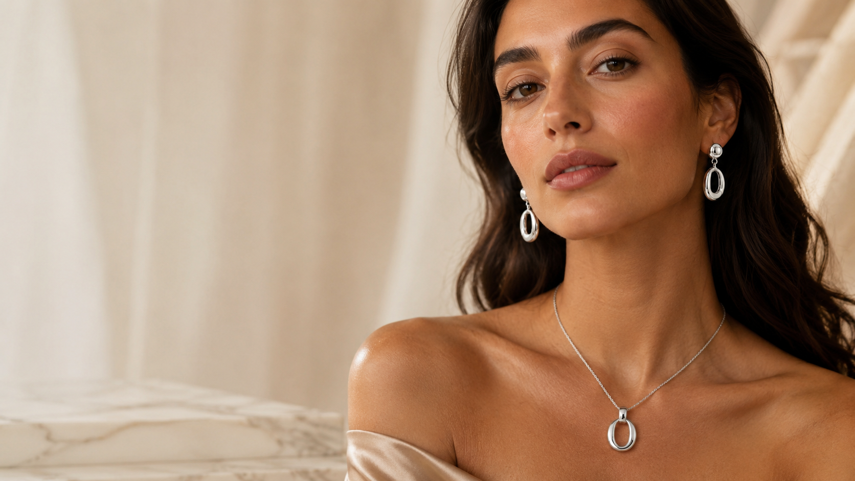 Frau mit Halskette und Ohrringen aus 925er Sterlingsilber, rhodiniert — Splendido Schmuck