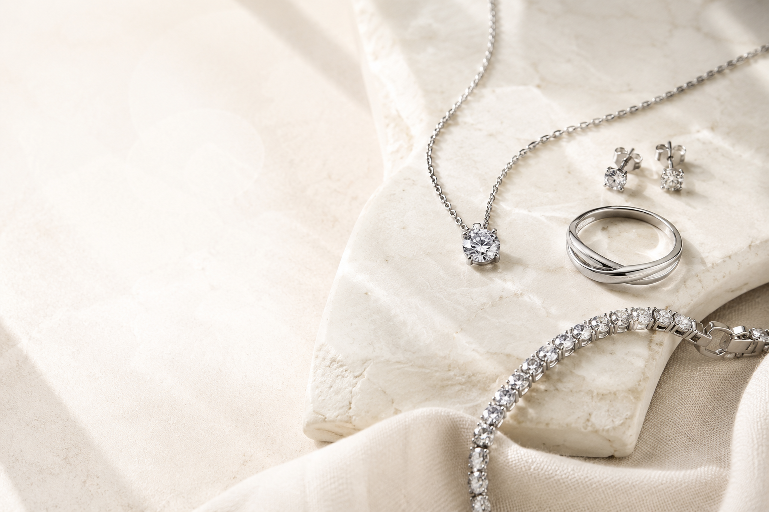 Rhodinierter 925 Silber Schmuck mit hellem, kühl glänzendem Weiß auf hellem Marmor — Splendido Schmuck