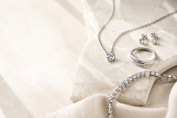 Rhodinierter 925 Silber Schmuck mit hellem, kühl glänzendem Weiß auf hellem Marmor — Splendido Schmuck