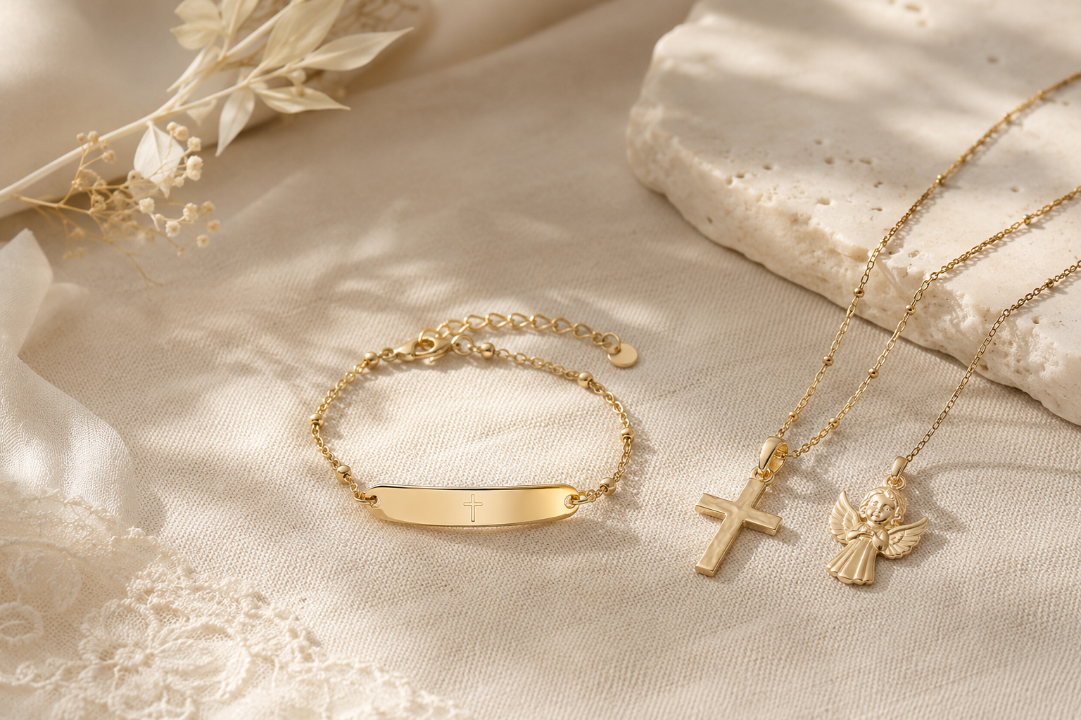 Feine Goldkette mit Kreuz-Anhänger als Taufgeschenk auf hellem Leinen — Taufschmuck von Splendido Schmuck