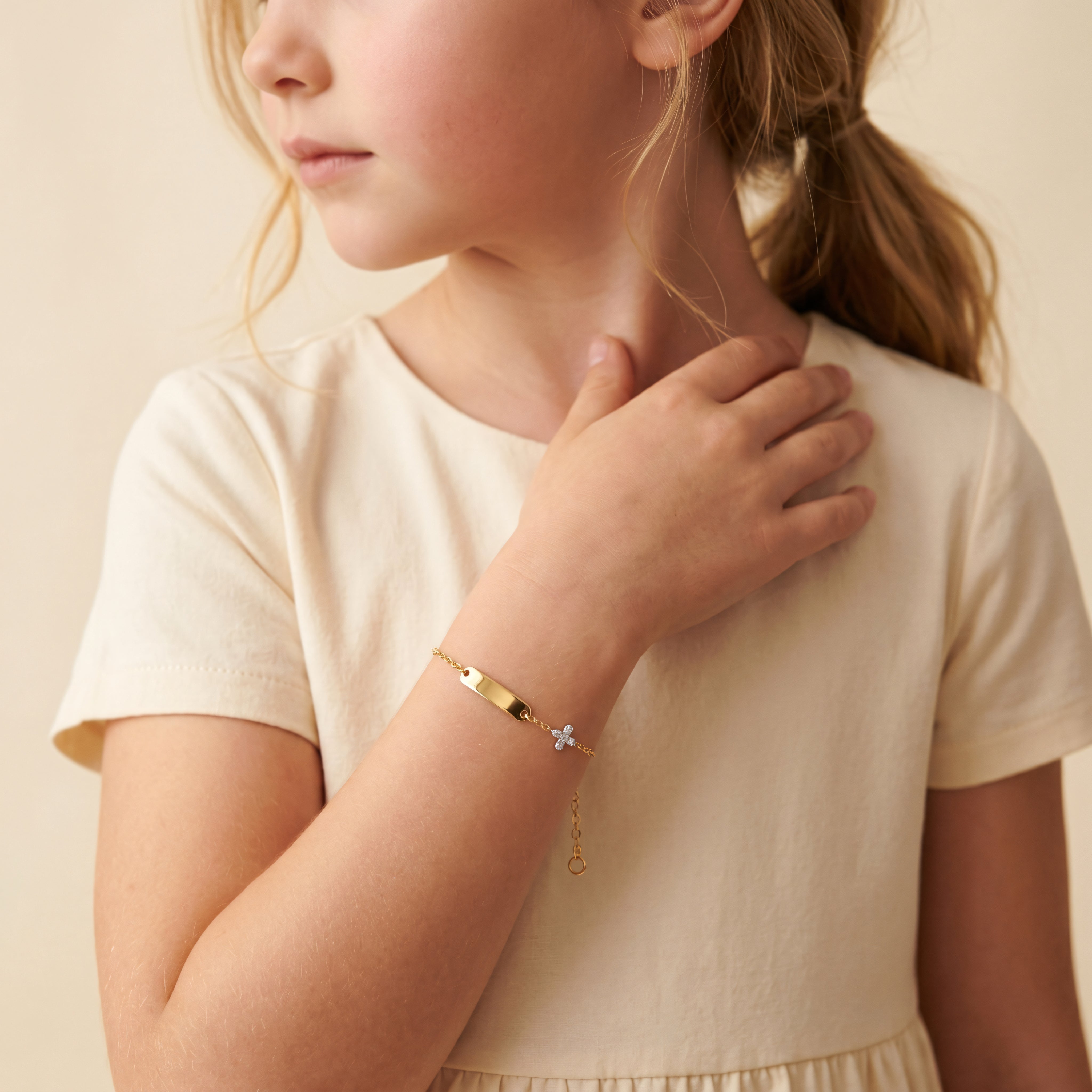Kinderarmband 585 Gelbgold Kreuz mit Zirkonia – Splendido – macro detail