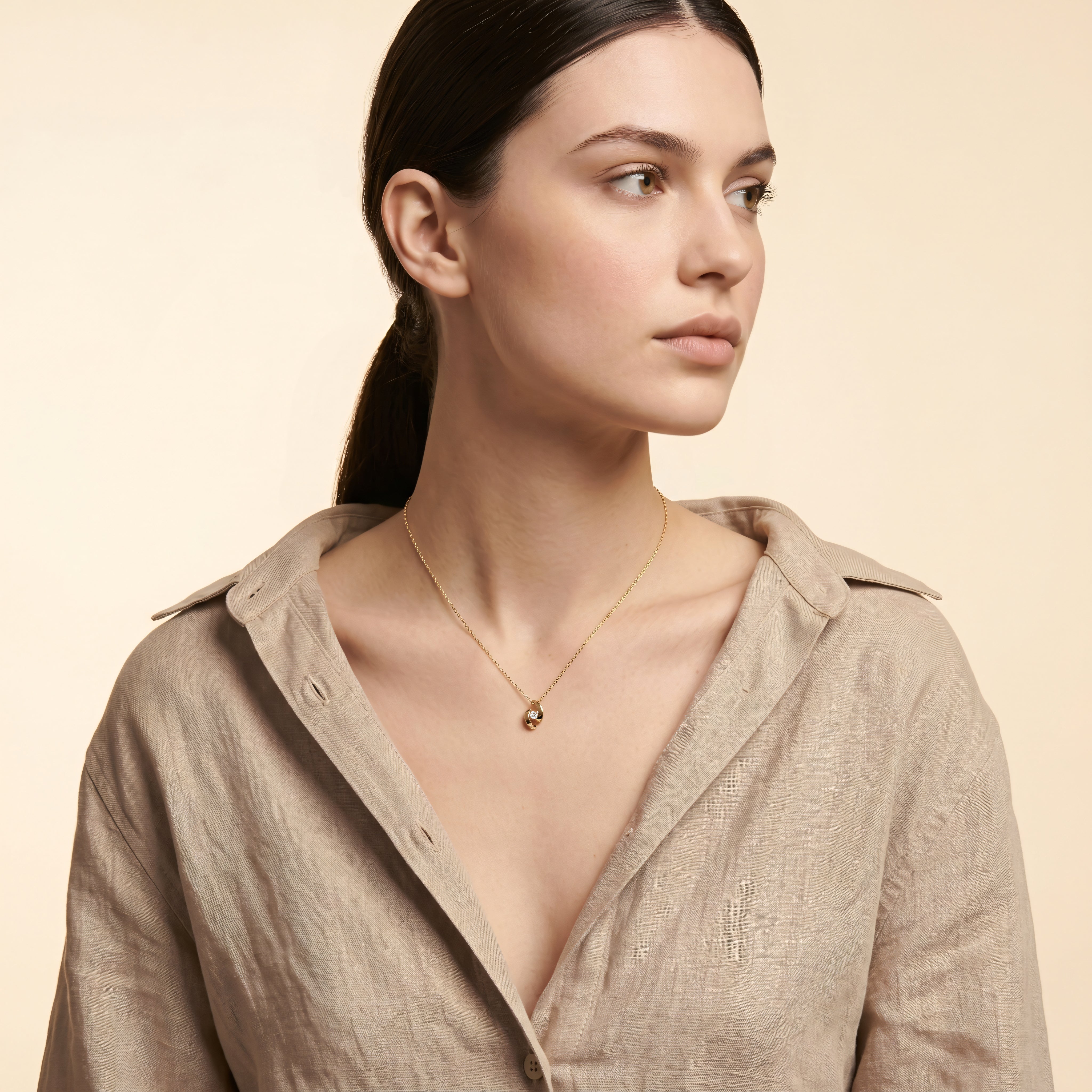 Halskette 585 Gelbgold Brillant geschwungener Anhänger – Splendido – worn at the neck