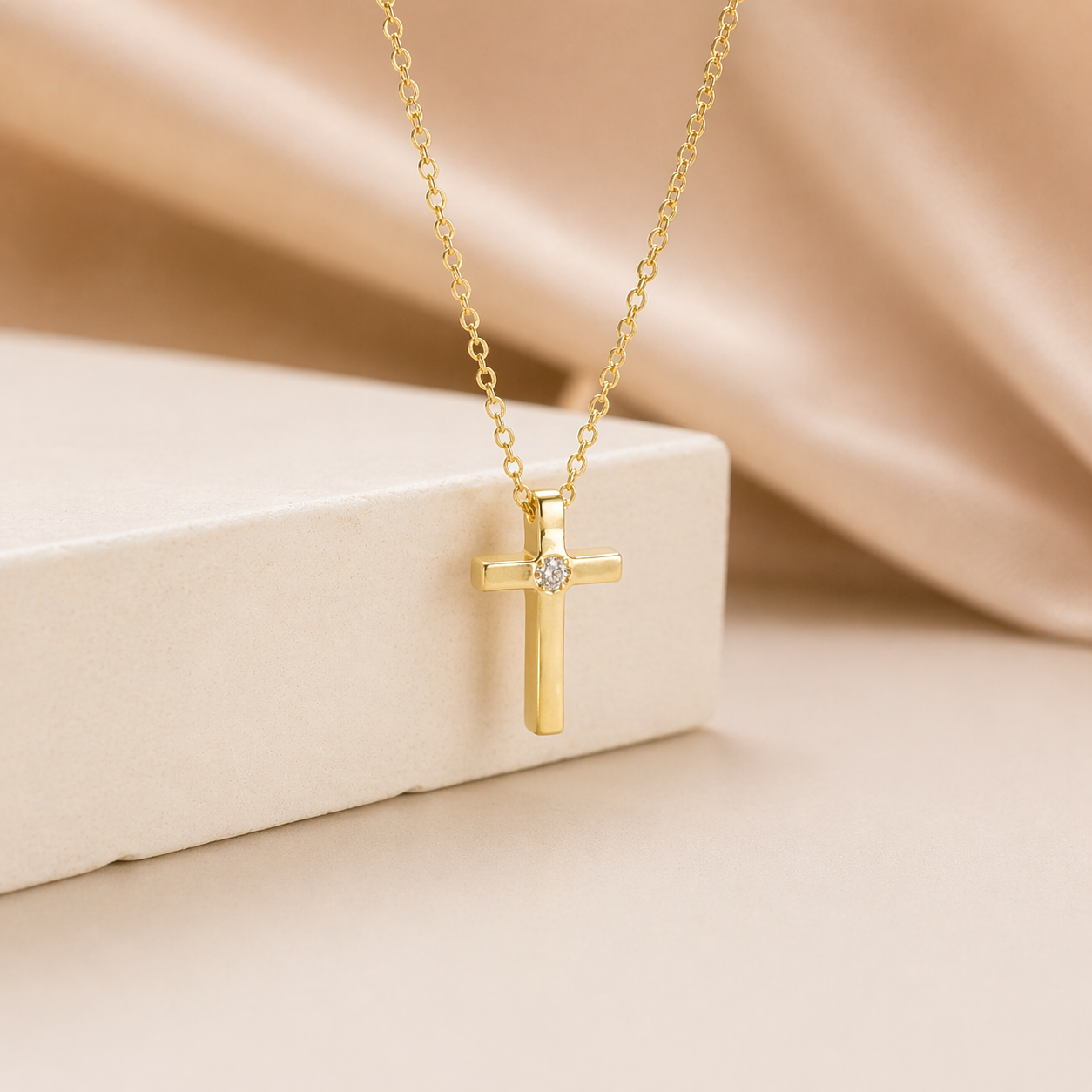 Collier 585 Gelbgold Kreuz Brillant 0,01 ct – Splendido – noszony na szyi