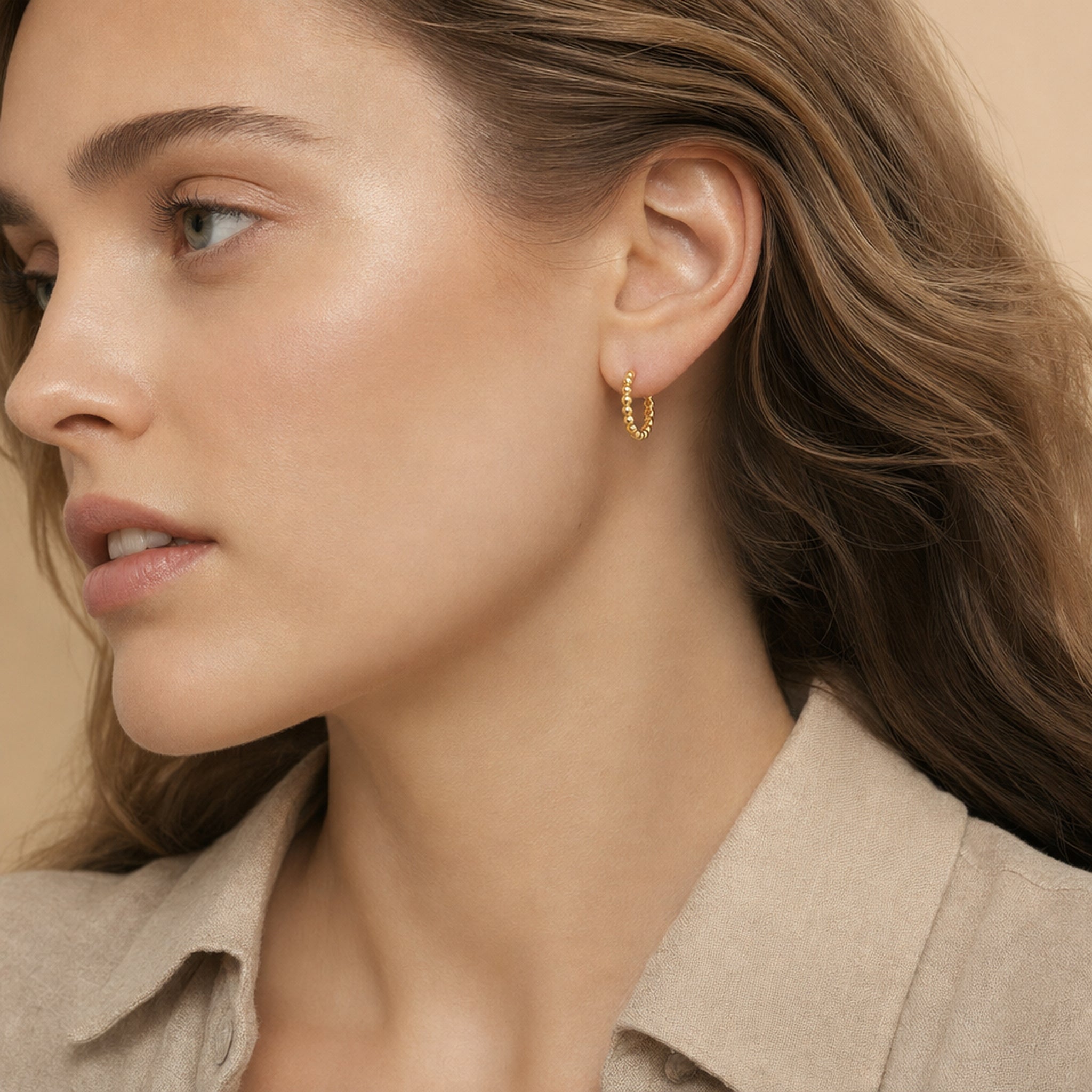 Ohrringe 585 Gelbgold ovale Goldperlen – Splendido – worn at the ear