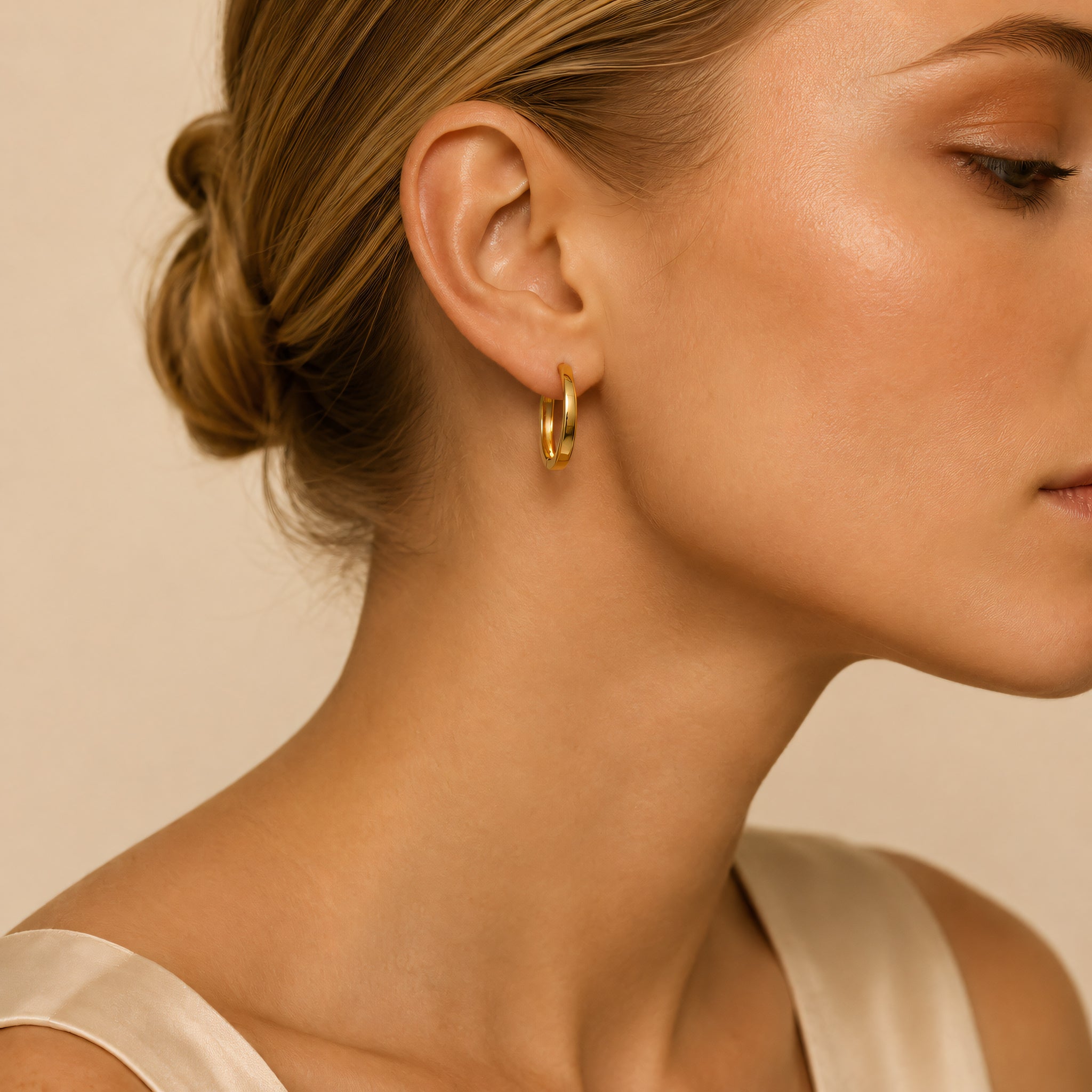 Ohrringe 585 Gelbgold Creolen oval massiv – Splendido – détail macro