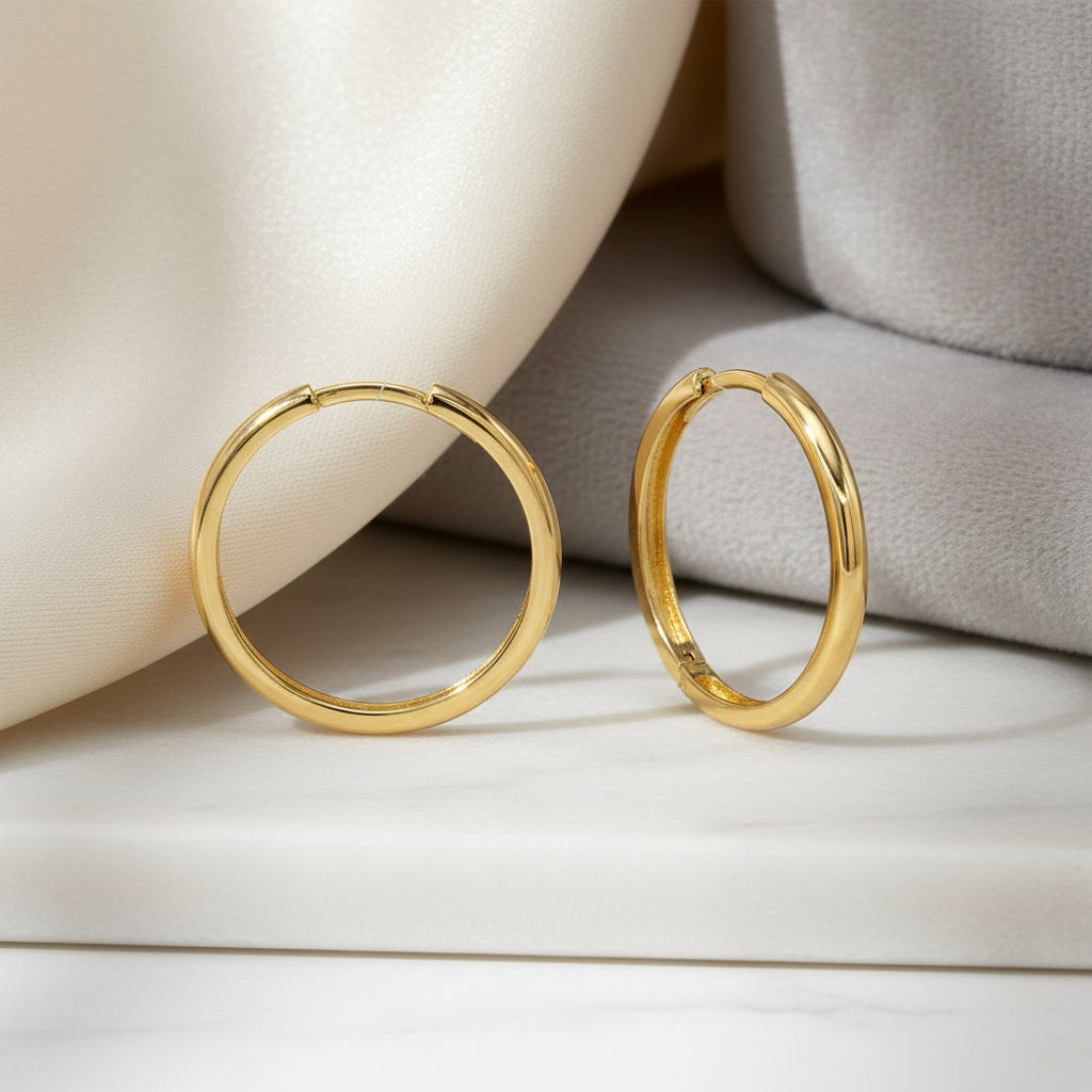 Gelbgold 14Kt Creolen Glatte Hochpolierte Oberfläche Schlanke Runde Form Mit Klappverschluss