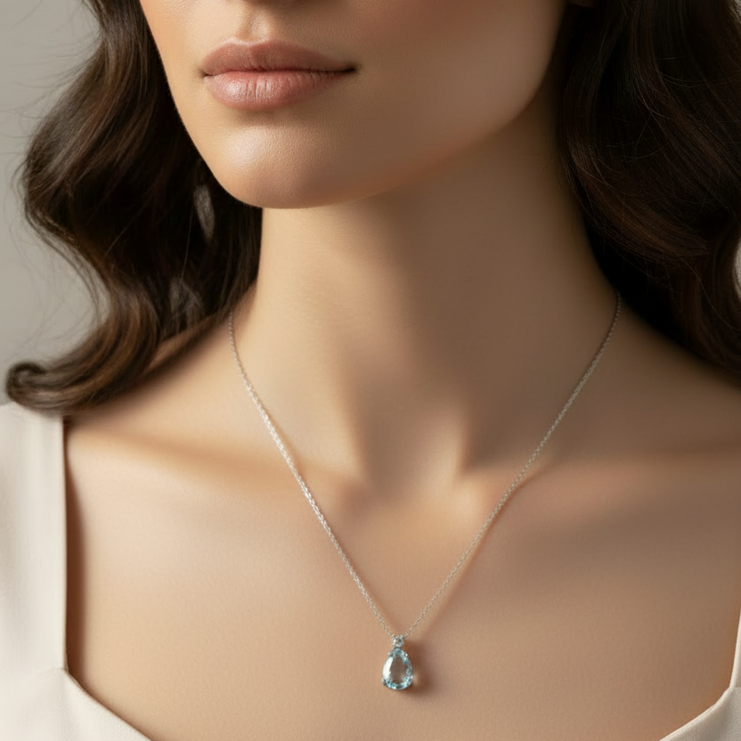 Weißgold Kette Mit Tropfenförmigem Aquamarin Und Brillantbesatz
