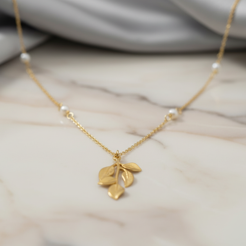 Halskette 585 Gelbgold Blätter Perlen – Splendido – om de hals gedragen