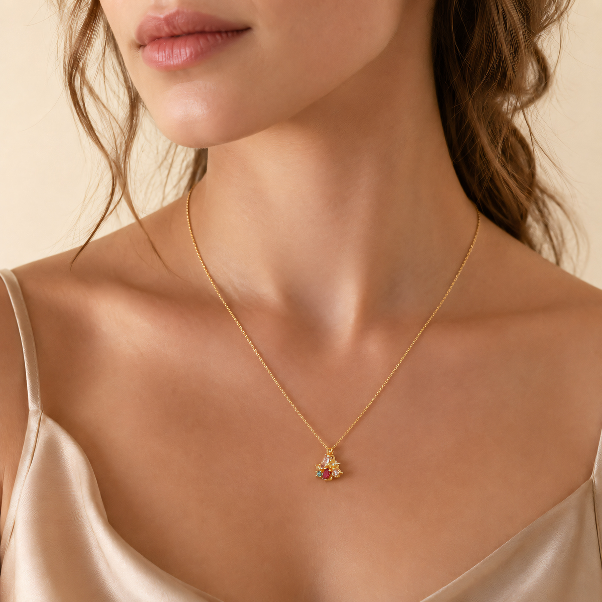 Detailopname – Ketting 585 geelgoud zirkonia, solitair in chatonzetting
