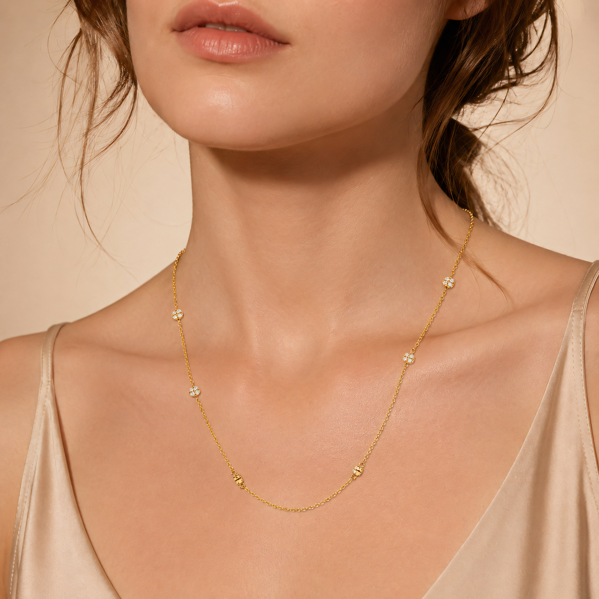 Primer plano – Collar de 585 oro amarillo con elementos redondos de circonitas a ambos lados