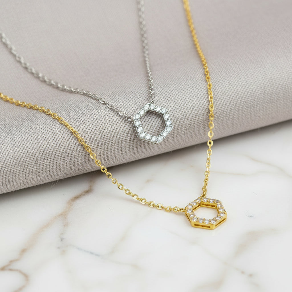 14Kt Goldkette Mit Offenem Sechseckigem Anhänger Und Zirkonia Steinbesatz Für Modernes Lichtspiel