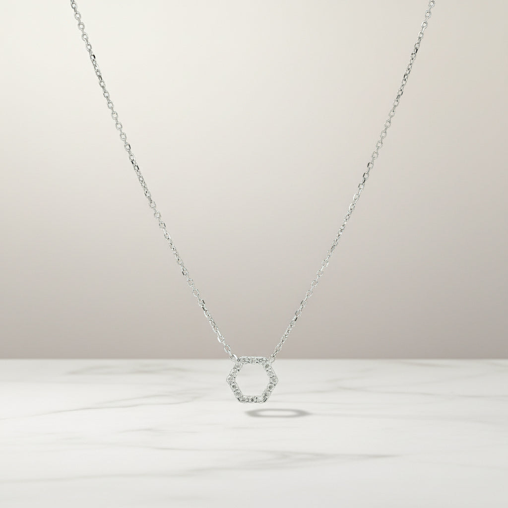 14Kt Goldkette Mit Offenem Sechseckigem Anhänger Und Zirkonia Steinbesatz Für Modernes Lichtspiel