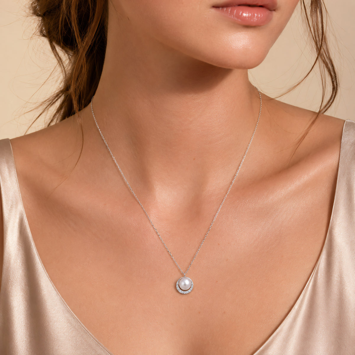 Gros plan – Collier en or 585, perle d’eau douce, couronne de zircons