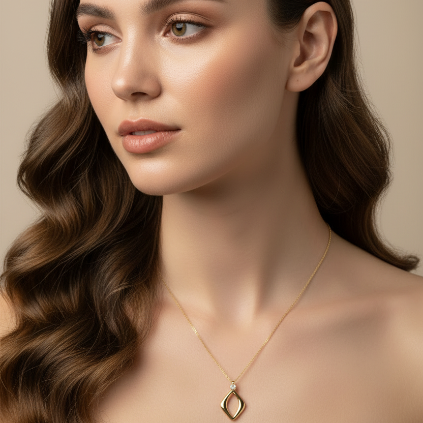 Halskette 585 Gelbgold Zirkonia offener Rautenanhänger – Splendido – szczegół makro