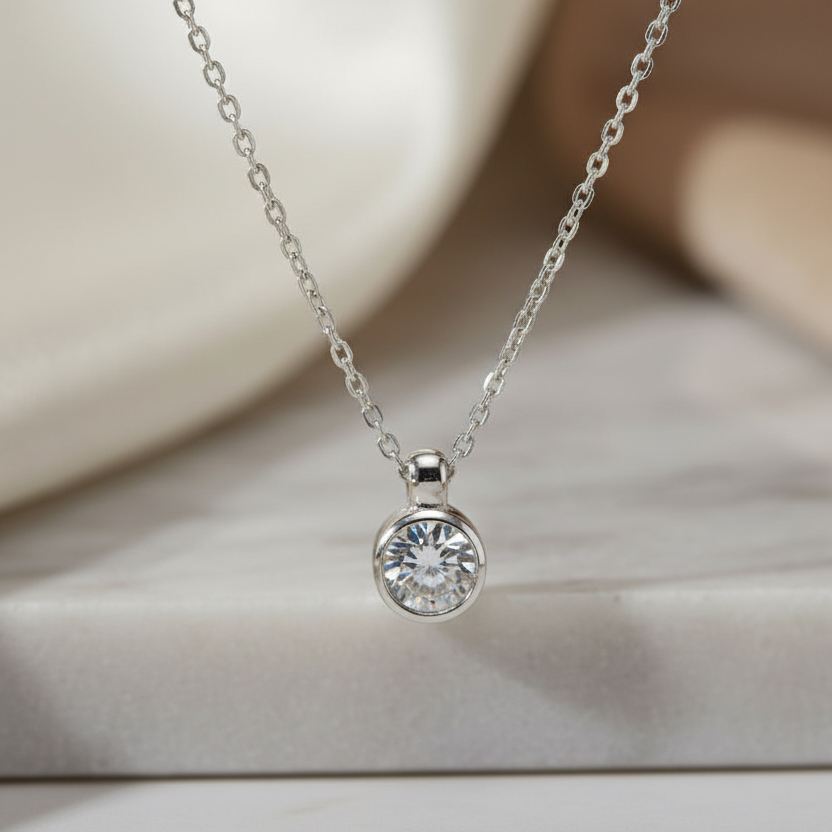 Halskette 585 Weißgold Zirkonia Zargenfassung – Splendido – worn at the neck