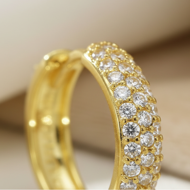 Creolen 585 Gelbgold Zirkonia Mehrreihig – Splendido – porté à l'oreille