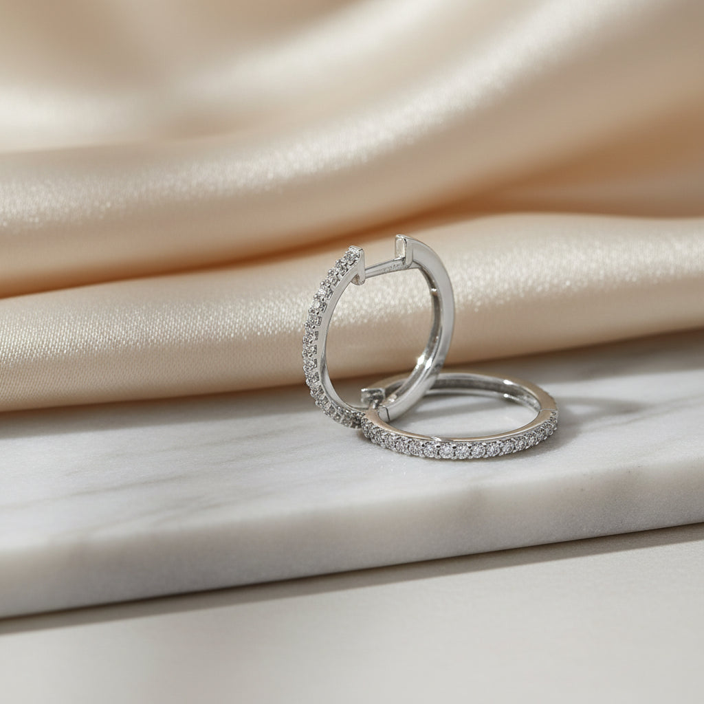 14 Karat Gold Creolen Mit Zirkonia In Krappenfassung Und Durchgehende Lichtlinie