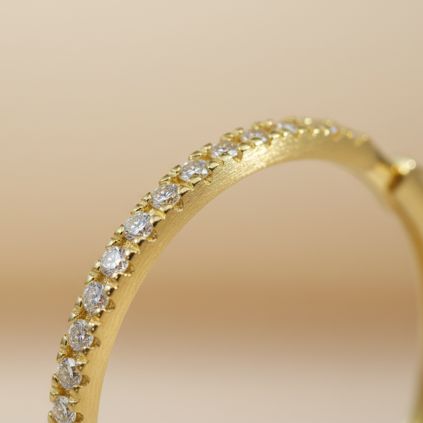 Creolen 585 Gold Zirkonia Vollbesetzt – Splendido – porté à l'oreille