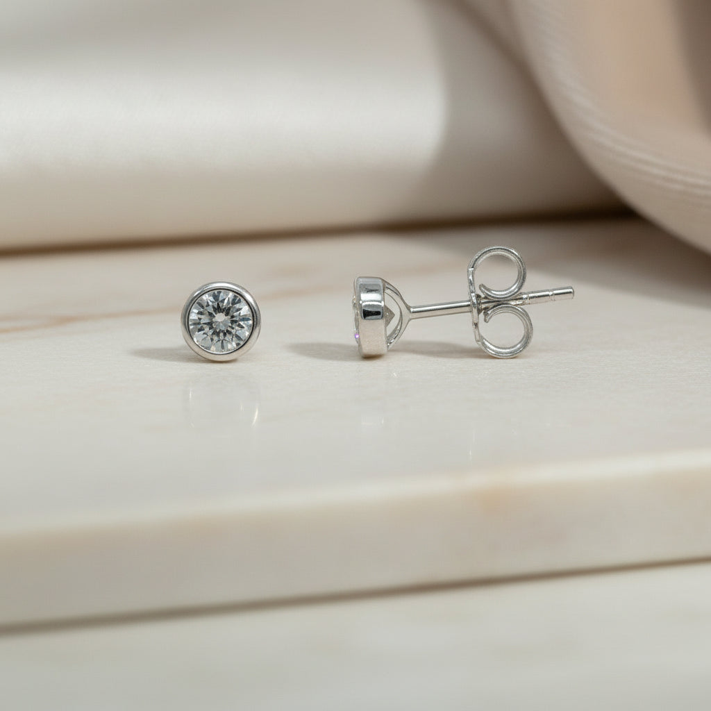 14 Karat Gold Ohrstecker Mit Rundem Zirkonia In Zargenfassung Bündig Gefasst Mit Klarer Linienführung