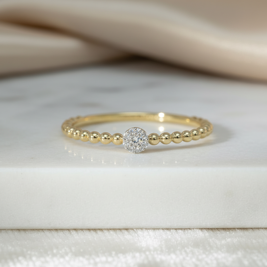 Ring 585 Gelbgold Brillantpavé Perlschiene – Splendido – aan de vinger gedragen