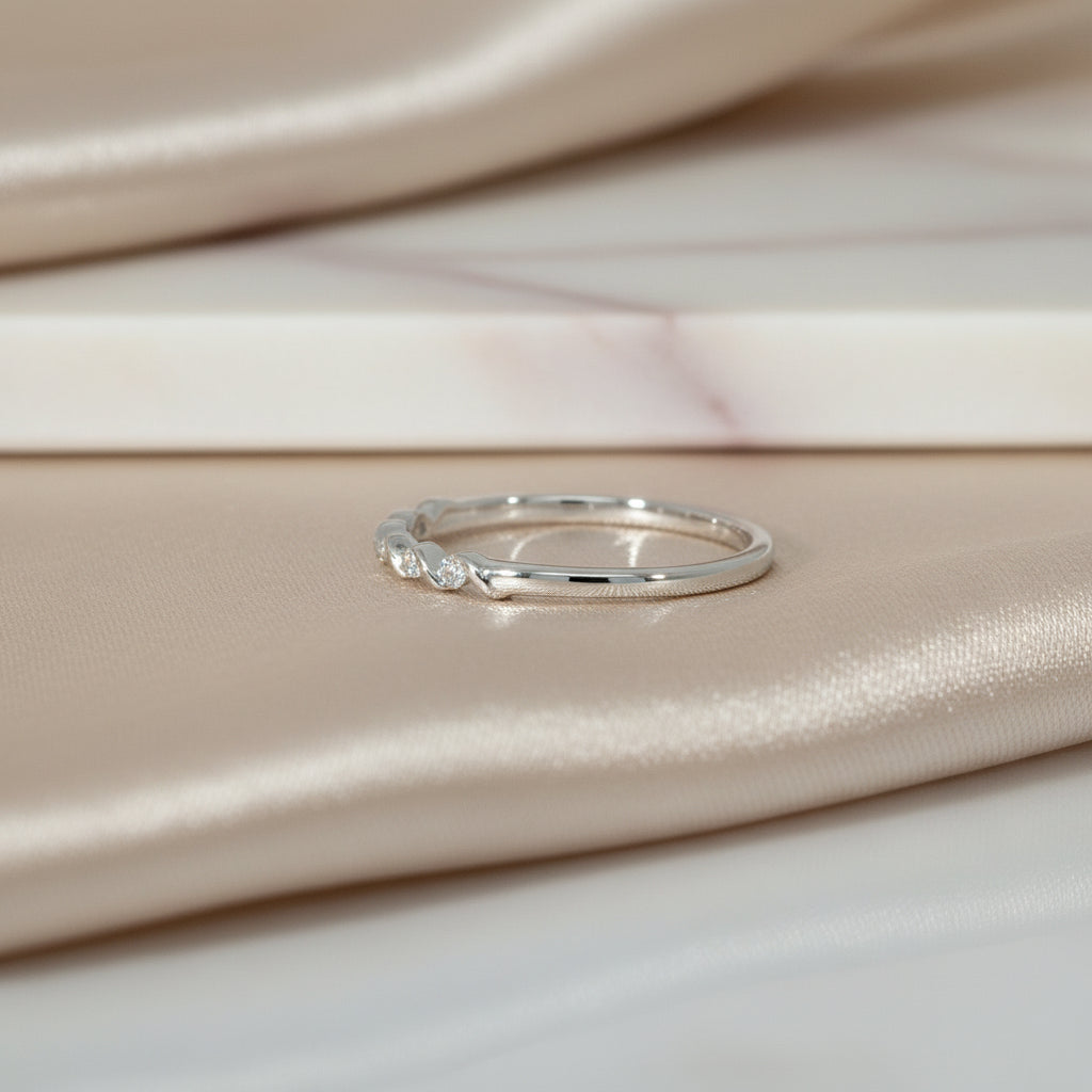 14Kt Gelbgold Oder Weißgold Ring Mit Brillanten 0,10 Ct In Gedrehter Linie Als Vorsteckring Oder Stapelring