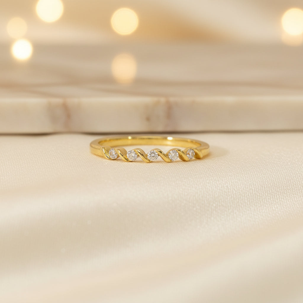 14Kt Gelbgold Oder Weißgold Ring Mit Brillanten 0,10 Ct In Gedrehter Linie Als Vorsteckring Oder Stapelring