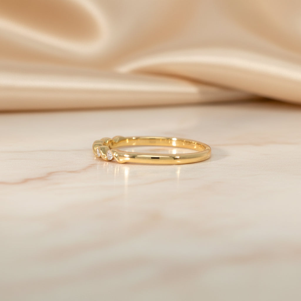 14Kt Gelbgold Oder Weißgold Ring Mit Brillanten 0,10 Ct In Gedrehter Linie Als Vorsteckring Oder Stapelring