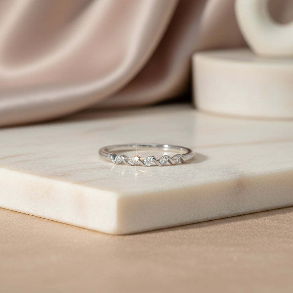 14Kt Gelbgold Oder Weißgold Ring Mit Brillanten 0,10 Ct In Gedrehter Linie Als Vorsteckring Oder Stapelring