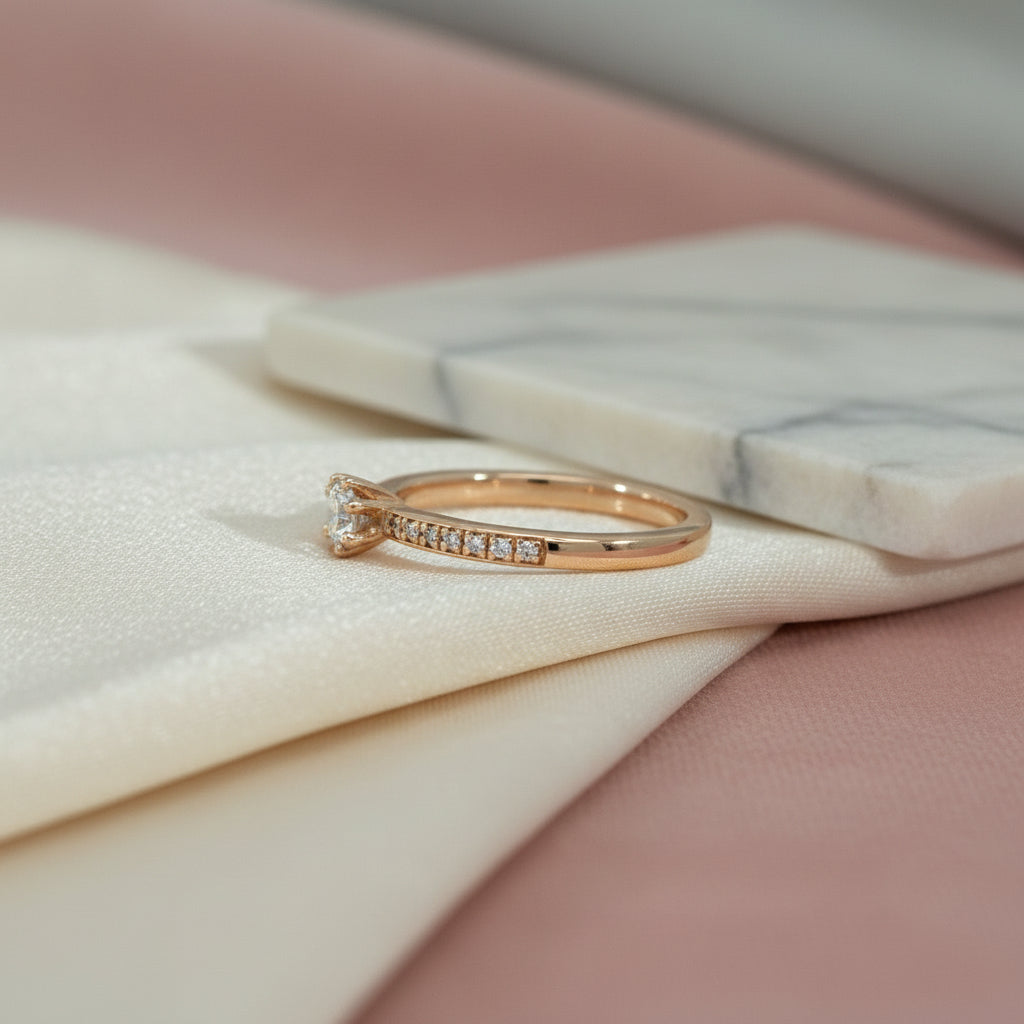 14Kt Gelbgold Verlobungsring Mit Brillant Solitär Und Brillantreihe Gesamtkarat 0,22 Ct