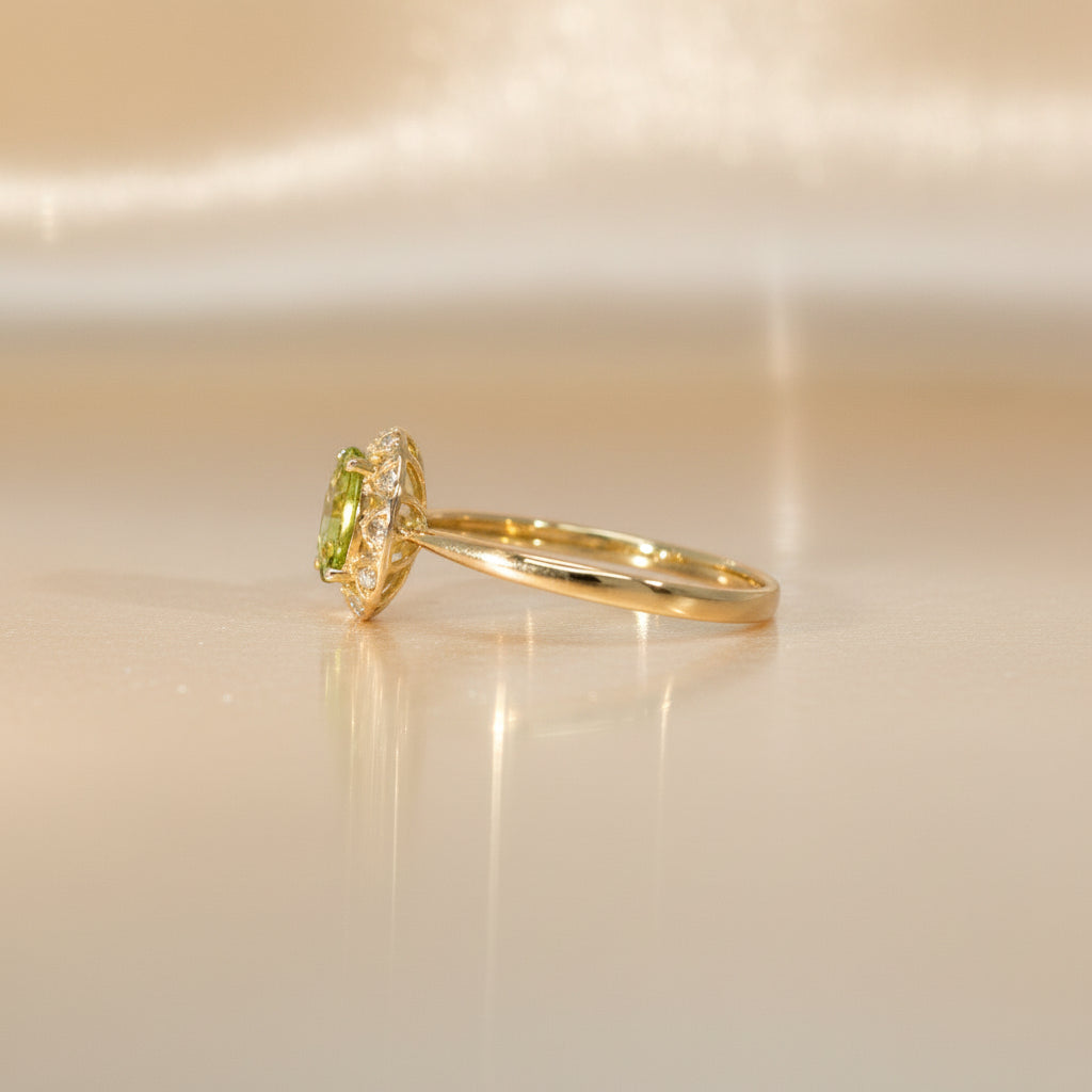 14Kt Gelbgoldring Mit Ovalem Peridot Und Feinem Brillanten Halo Und Dezentes Funkeln 0,05 Ct