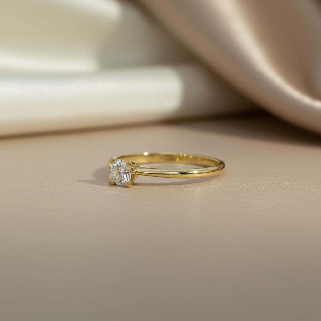 14Kt Gelbgold Solitärring Mit Zirkonia In Vierer-Krappenfassung Und Filigraner Ringschiene
