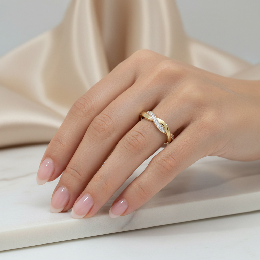 Gros plan – Bague en or jaune 585, motif tressé avec zircons