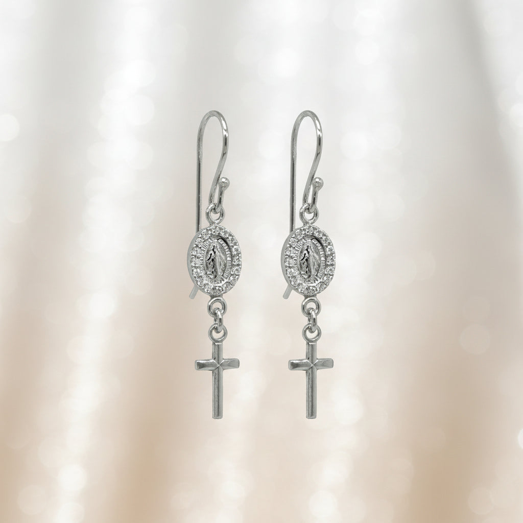 Feine Ohrhänger aus Silber mit ovalem Marienmotiv, Zirkonia-Rand und kleinem Kreuzanhänger

