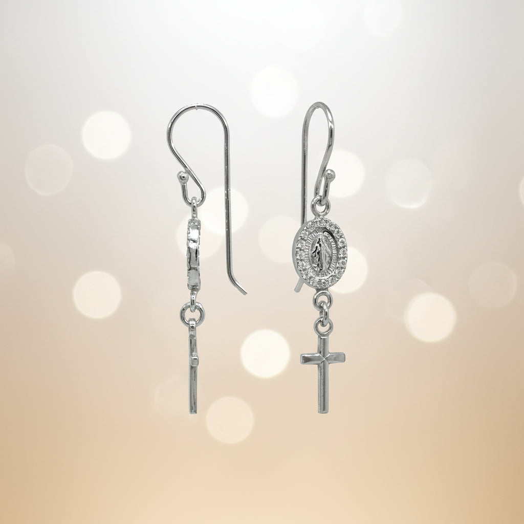 Feine Ohrhänger aus Silber mit ovalem Marienmotiv, Zirkonia-Rand und kleinem Kreuzanhänger