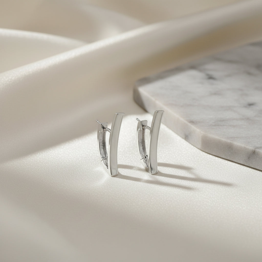 Silbercreolen mit schlichter, geschwungener Linienführung

