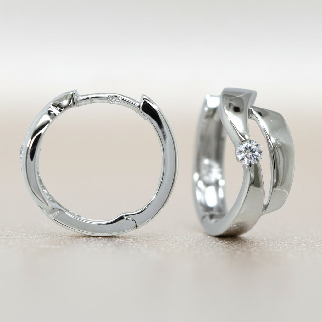 Silbercreolen mit offenem Banddesign und zentralem Zirkonia

