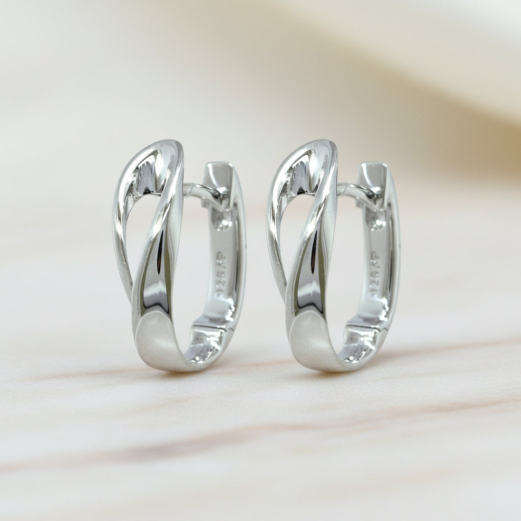 Silbercreolen mit verschlungener polierter Form

