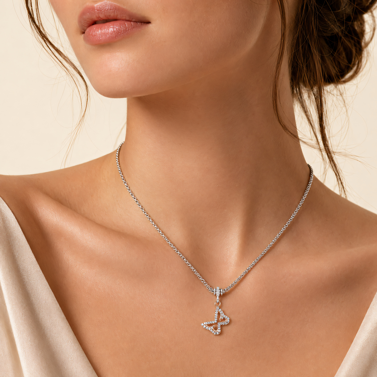 Gros plan – Collier en argent 925 avec papillon et zircones