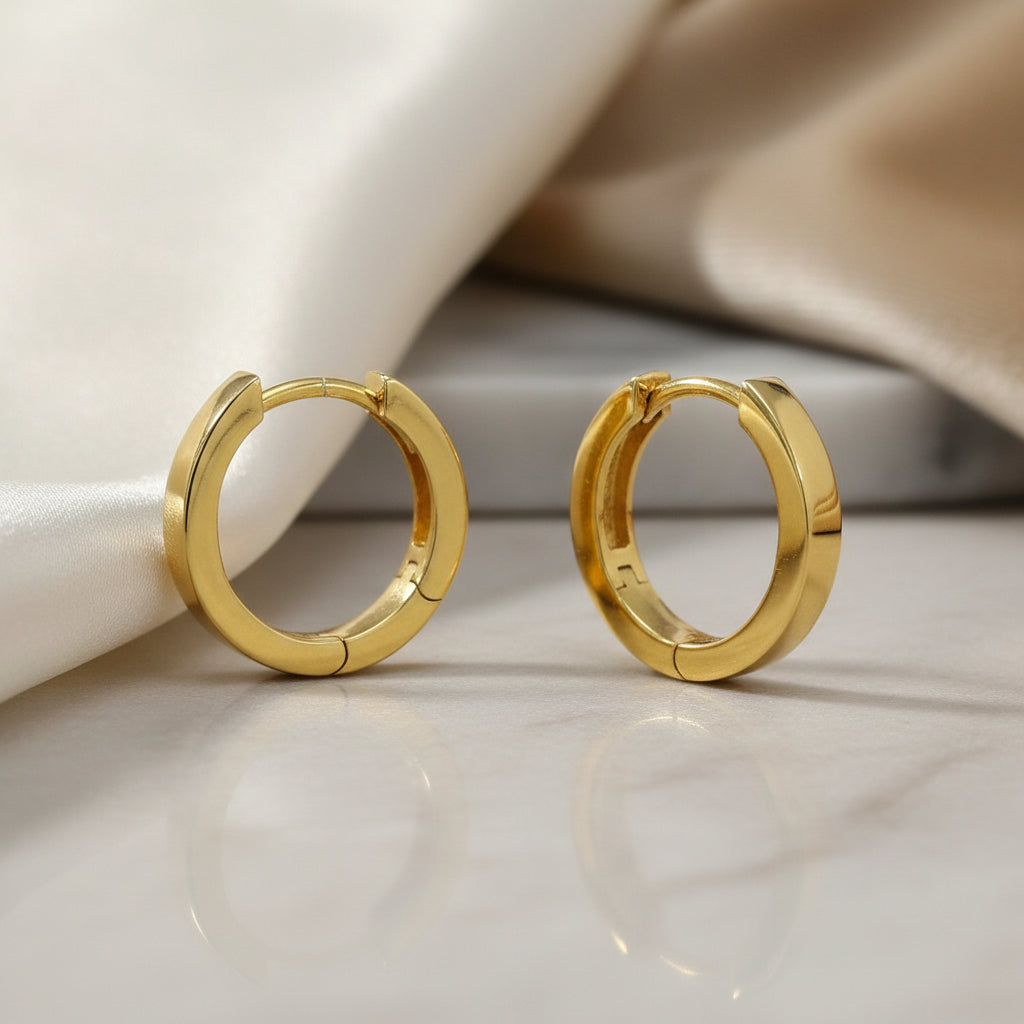 Creolen aus Gelbgold mit abgerundeter, kantiger Form

