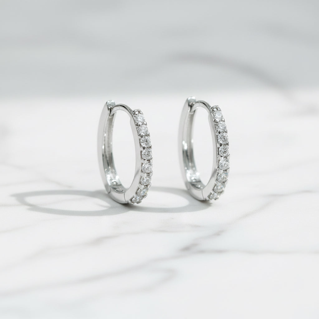 Creolen aus Weissgold mit klaren Zirkonia in Krappenfassung, Vorderansicht