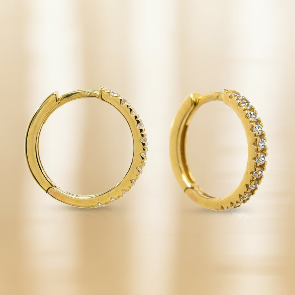 Creolen aus Gelbgold mit einer Reihe weißer Zirkonia in Krappenfassung

