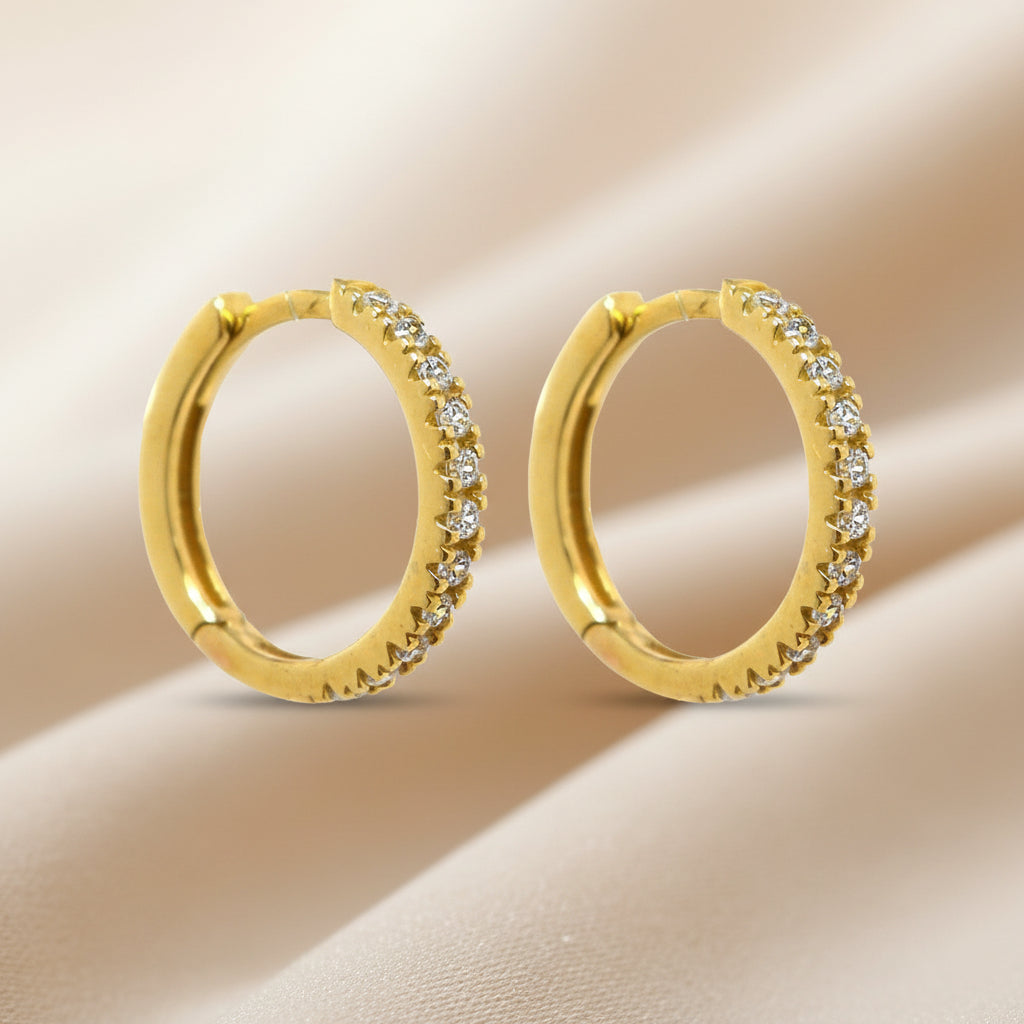 Creolen aus Gelbgold mit einer Reihe weißer Zirkonia in Krappenfassung

