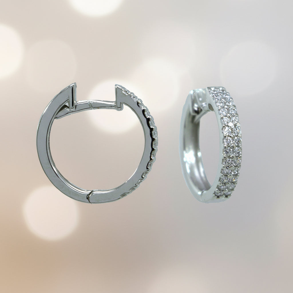 Creolen aus Weißgold mit zwei Reihen weißer Zirkonia in Krappenfassung

