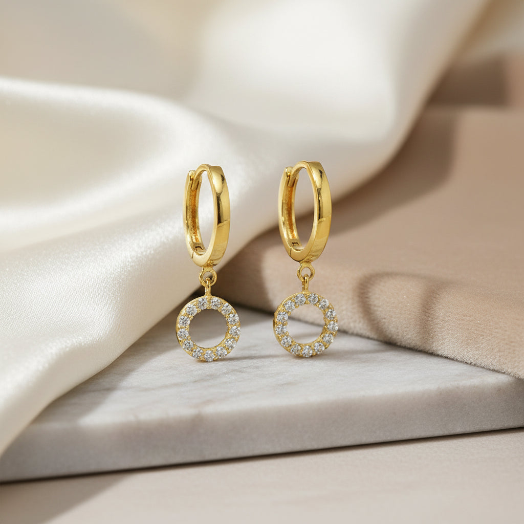 Goldcreolen mit rundem Zirkonia-Kreisanhänger

