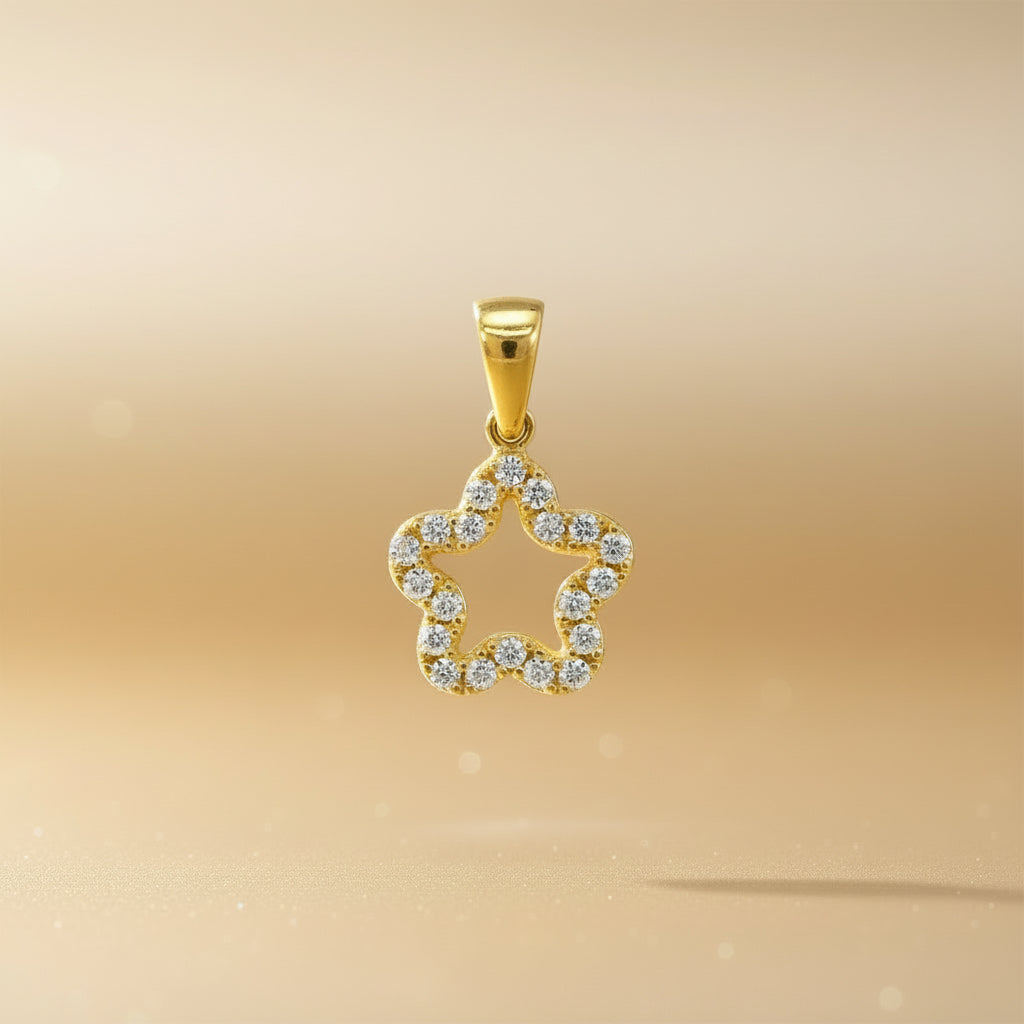 Verspielter Anhänger in Sternform aus Gold, besetzt mit funkelnden Zirkonia-Steinen.