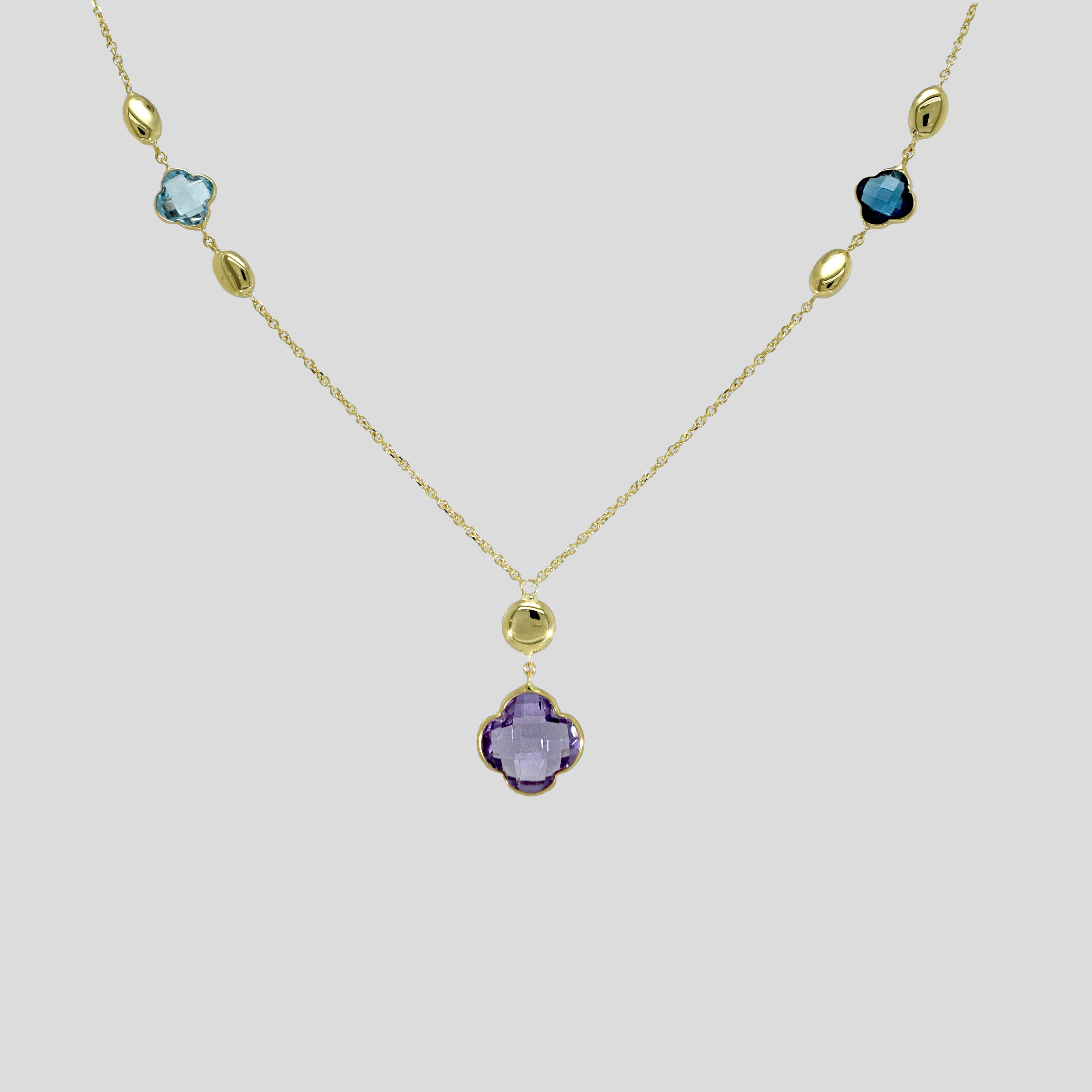 Vergoldete Kette mit violettem Amethyst in Vierpassform und polierten Zwischenelementen

