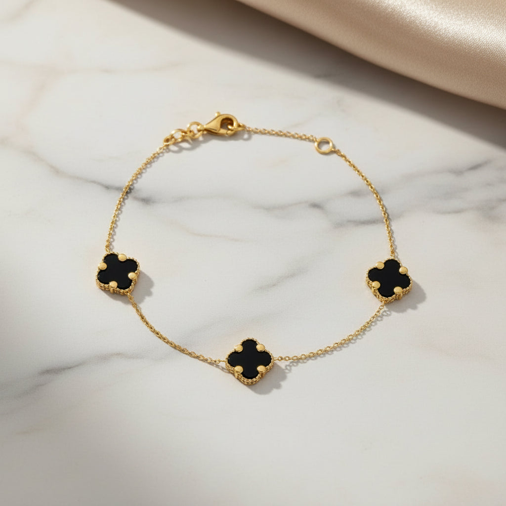 Goldarmband mit drei schwarzen Onyx-Steinen in Vierpassform

