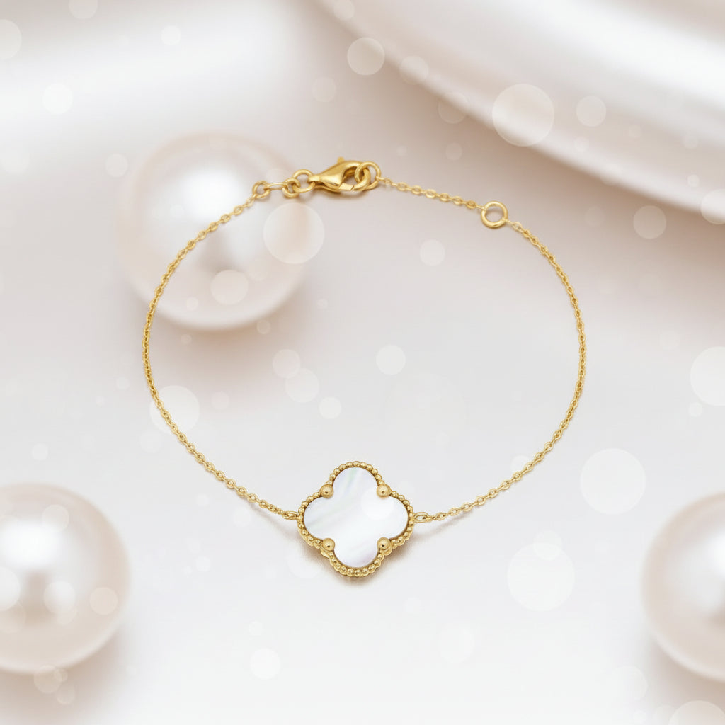 Goldarmband mit einem Perlmutt-Stein in Vierpassform

