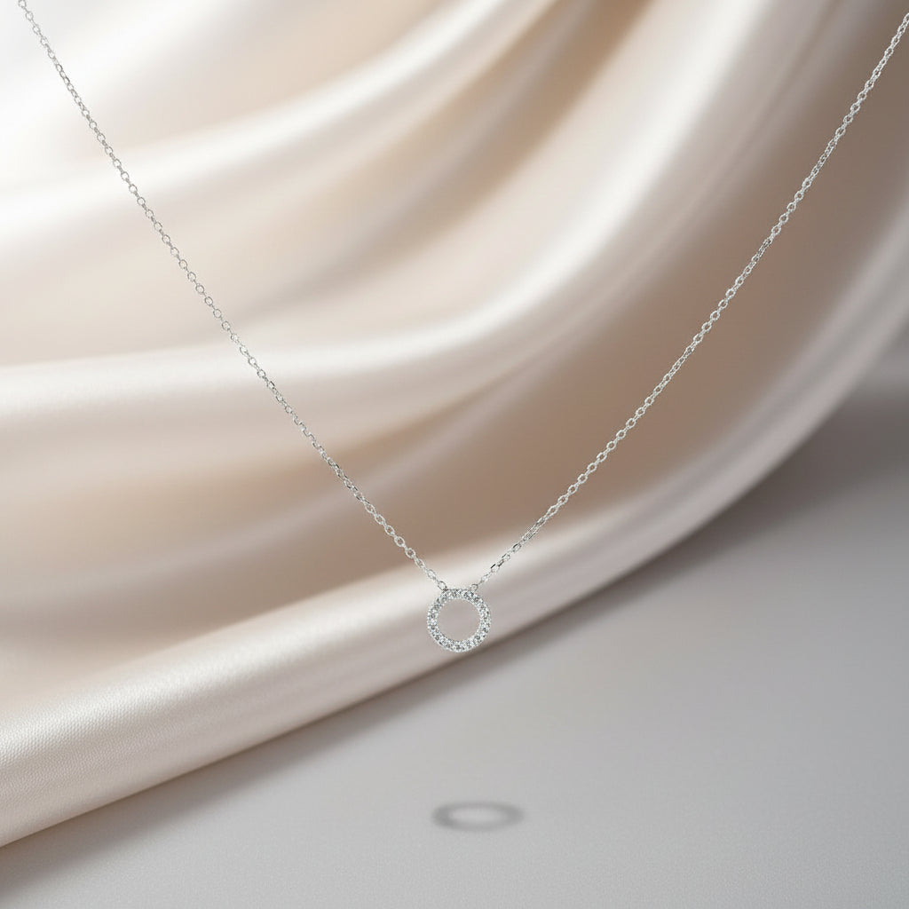 Feine Goldkette in weissgold mit einem kreisförmigen Anhänger, vollständig besetzt mit Zirkonia.